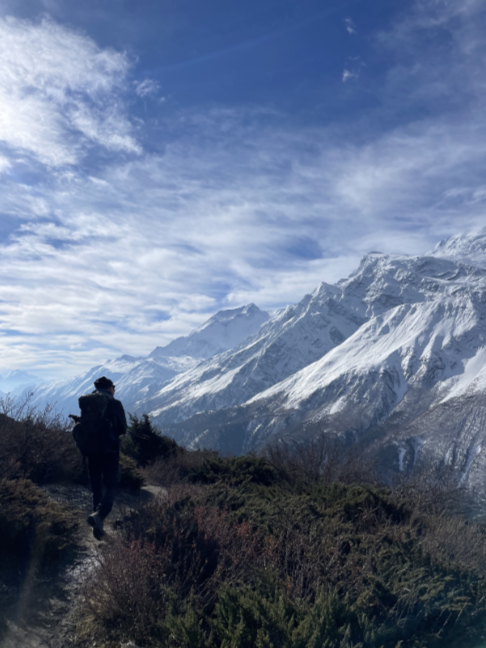 Hugo en itinérance face aux sommets enneigés des Annapurnas